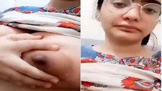 Sexy Paki Girl Shows Boobs | Indian MMS